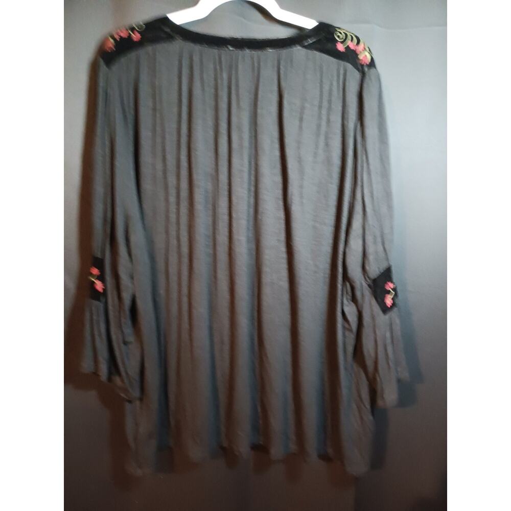 Cupio Woman’s Boho Velvet Floral Embroidered Top Blouse Size 3x Flare Sleeve - Picture 4 of 5